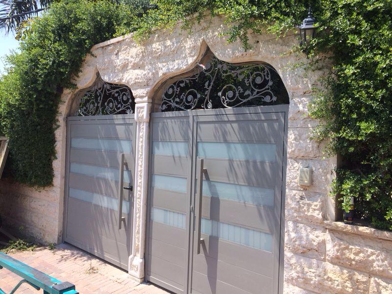 דלתות כניסה פלוס עיטור מיוחד לפי בקשת הלקוח - צבע 7040