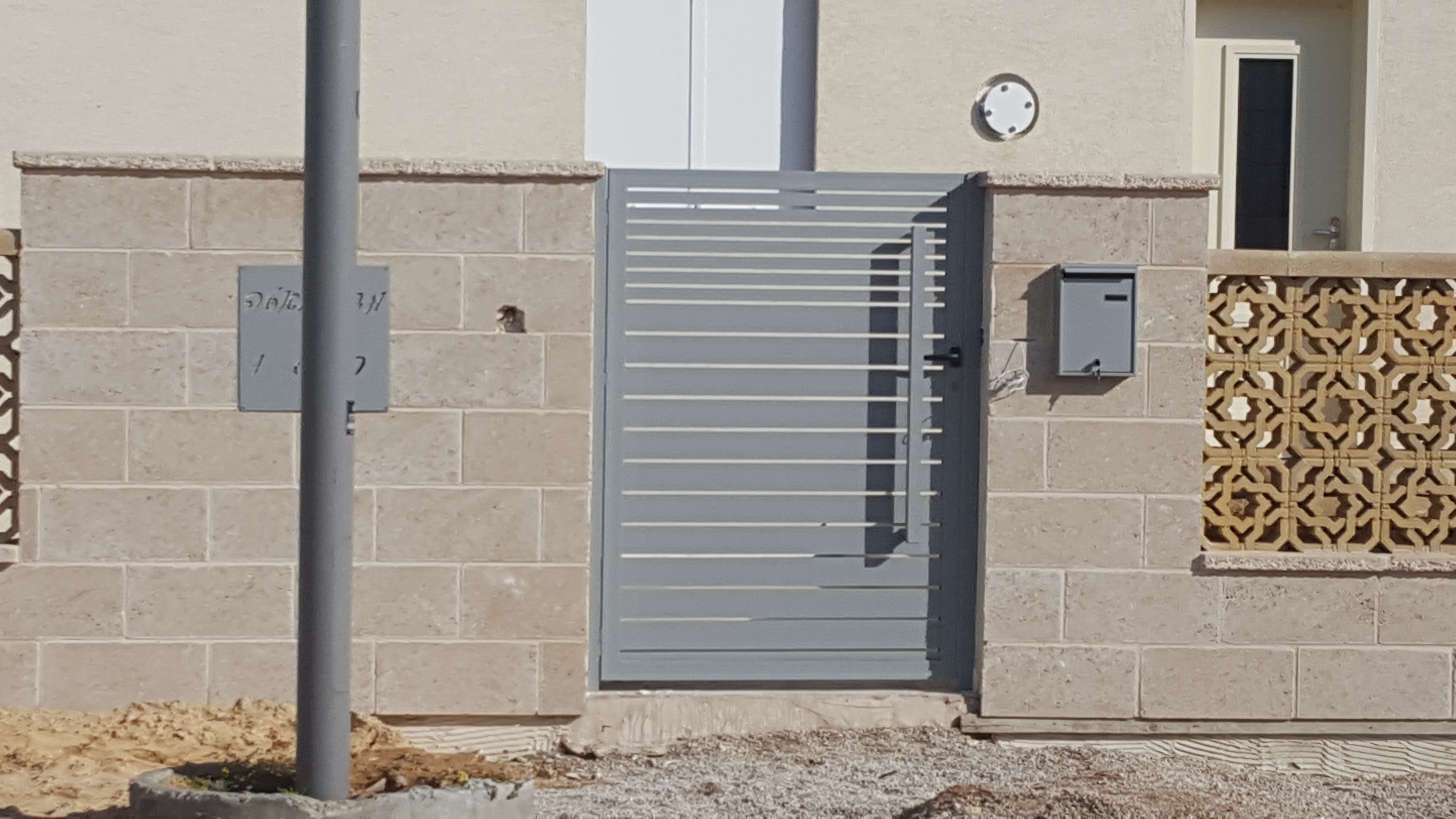 שער כניסה הייטק משולב פרופיל רחב 40\20 - צבע 150