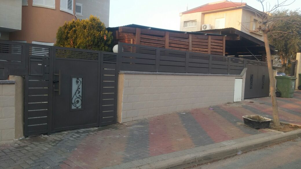 שער דגם אטום משולב עיטורים וזכוכית חלבית + גדר הייטק משולב- צבע 650