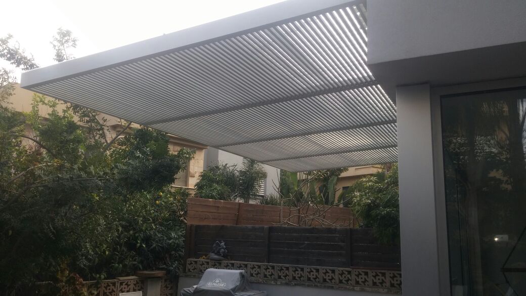 פרגולת הצללה דגם הייטק במרווחים של 20 מ''מ - צבע 9002