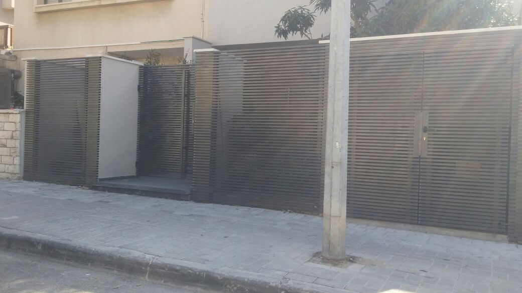 מערכת כניסה גדרות ודלתות לחדר שרות דגם הייטק צף במרווחים של 15 מ''מ - צבע F 600