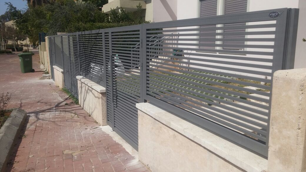 מערכת דלתות כניסה כניסה וגדרות דגם הייטק  במרווחים של 20 מ''מ - צבע 900
