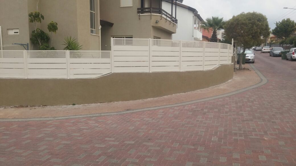 מערכת גדרות בהתאמה לחומות קיימת הייטק משולב - צבע 9001