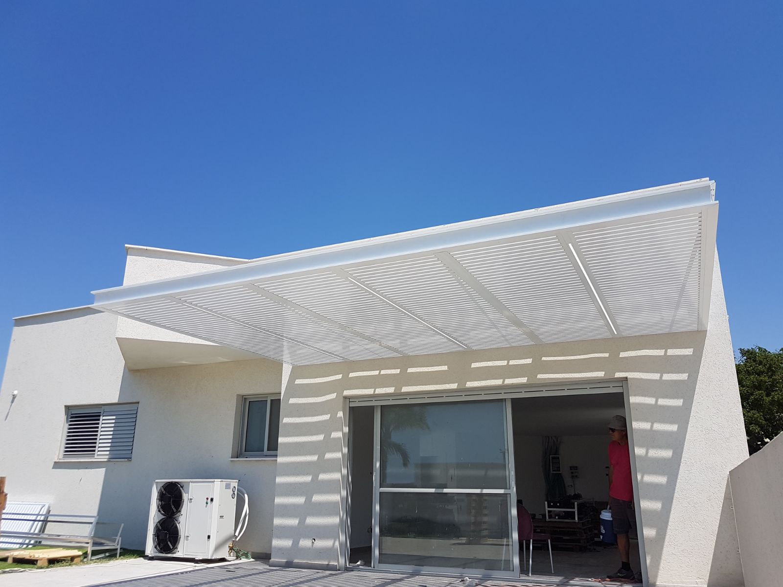 פרגולת הצללה מפרופילי אלומניום  70\20 במרווחים של 30 מ''מ -- צבע לבן 9016