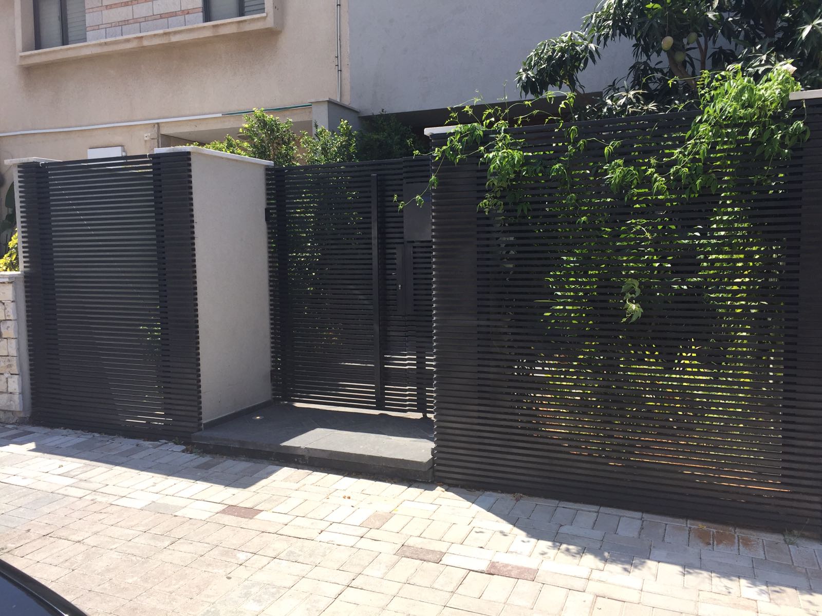 מערכת שערים וגדרות גדם הייטק צף מפרופילים אופקיים 40\20 במרווחים 15 מ''מ בין פרופילים - צבע F600