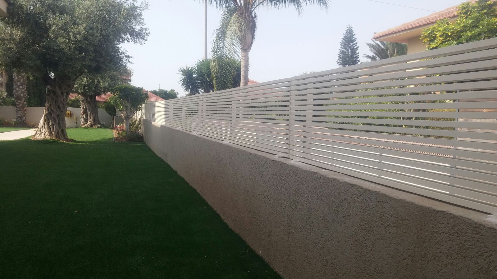 גדרות גדם הייטק צף מפרופילים אופקיים 40\20 במרווחים 10 מ''מ בין פרופילים - צבע 9001