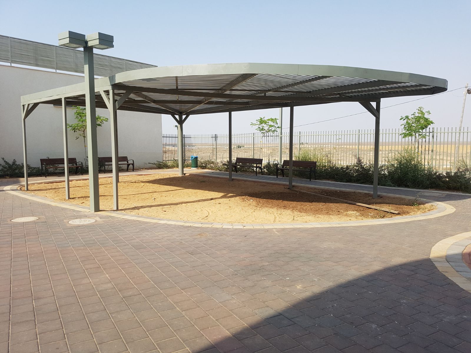 פרגולת הצלללה מעל גן משחקים  מבנה בצורה מותאמת - צבע 7040 