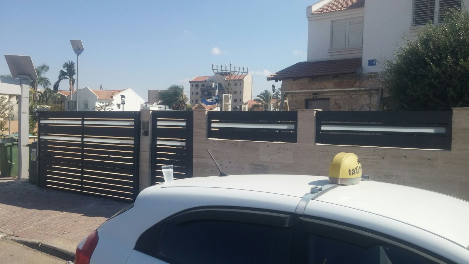 מערכת שערים משולב זכוכית  עם פסים  ברוחב 10 ס''מ ומרווחים של 2 ס''מ - צבע 1200