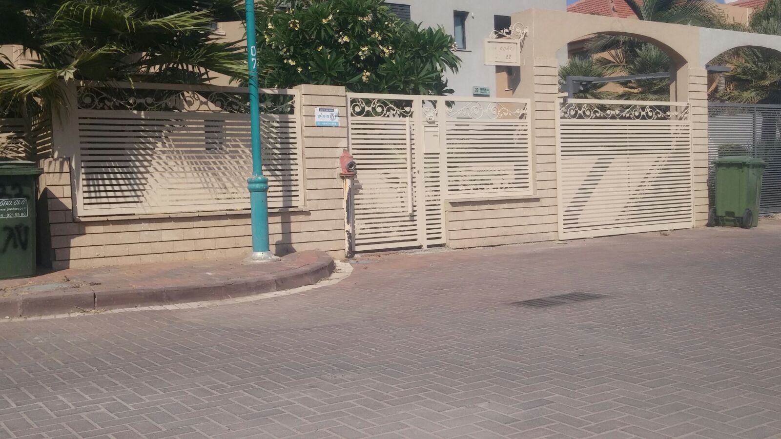 מערכת שערים וגדרות דגם הייטק משולב עיטורים ככותרת עליונה -- צבע 2040
