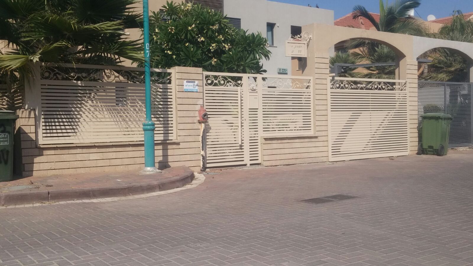 מערכת שערים וגדרות דגם הייטק משולב עיטורים ככותרת עליונה -- צבע 2040