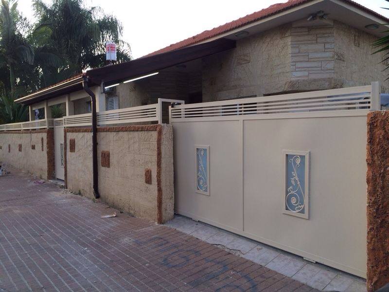 שער נגרר בשילוב עיטור זכוכית וגדר  הייטק - צבע 2040