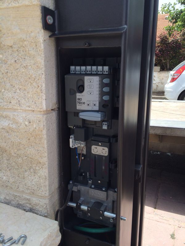 מנוע  לשער נגרר סמוי בתוך עמוד 140*140