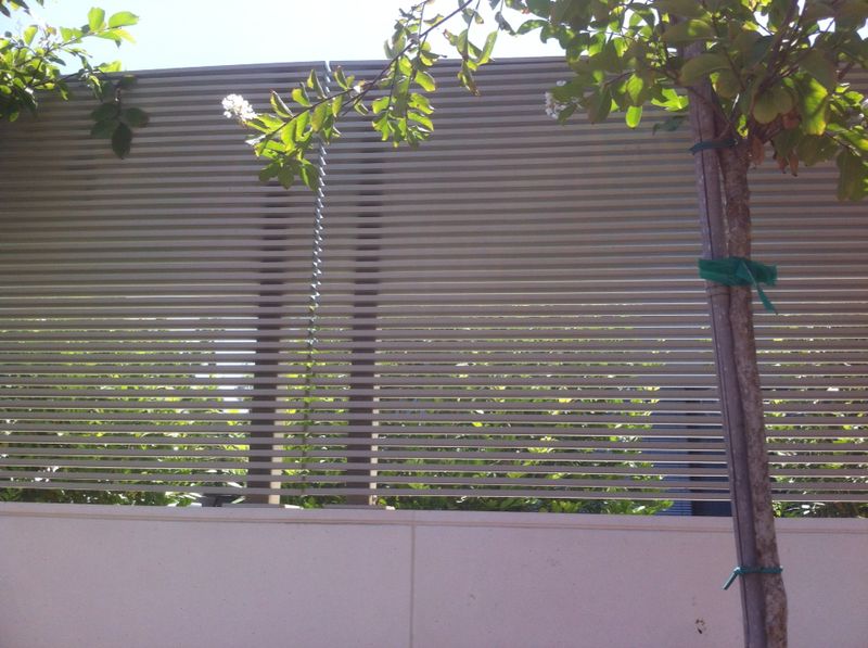 גדר הייטק צף רווח 15 מ פרופיל 40*10 - צבע 9001