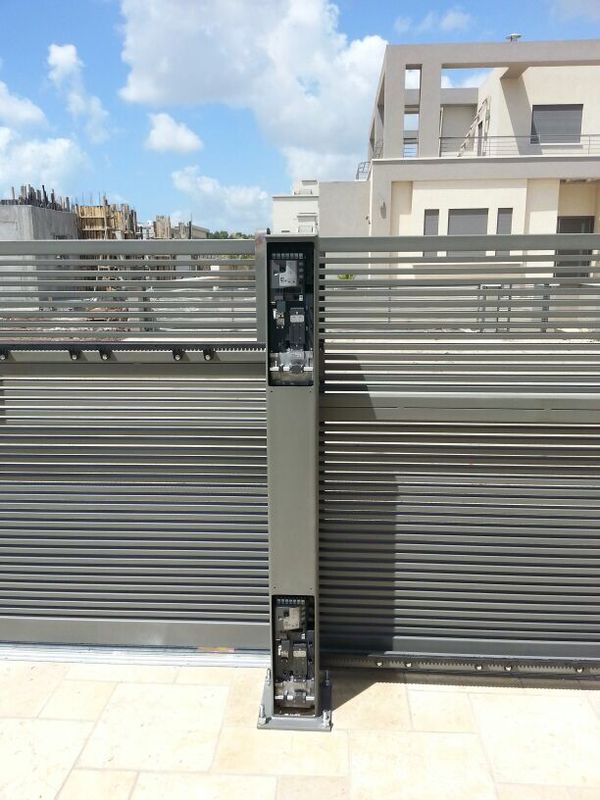 מערכת שערים עם עמוד מרכזי המניע 2 שערים נגררים תוצרת NICE
